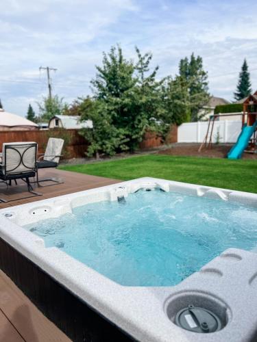 Quiet Retreat with Hot Tub, Pool Table and Spacious Yard in Moran Prairie