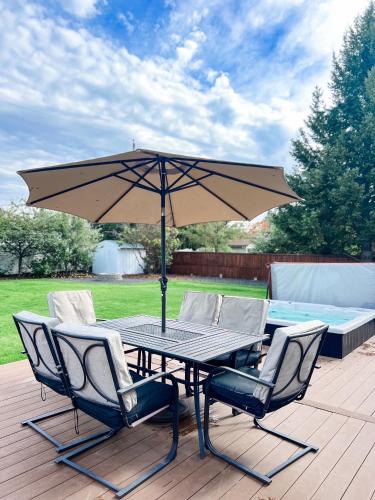 Quiet Retreat with Hot Tub, Pool Table and Spacious Yard in Moran Prairie