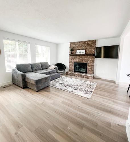 Quiet Retreat with Hot Tub, Pool Table and Spacious Yard in Moran Prairie