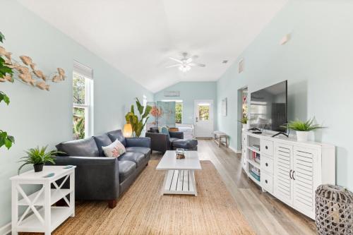 Shared lounge/TV area, The Salty Anchor-Walk to Beach-Boat Ramp-Dogs OK in Vilano Beach