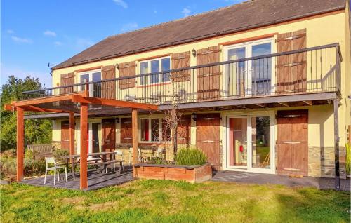 Stunning Home In Saint-Pierre-Sur-Orth gîte à louer Saint-Martin-de-Connée