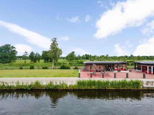 Holiday Home in Friesland near Canal & Lake, Schuilenburg