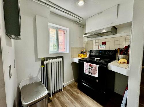 Cozy Private Room with Shared Bathroom on the 1st Floor - Conveniently Located near SeaTac Airport and Downtown Cozy Private Room with Shared Bathroom on the 1st Floor - Conveniently Located near SeaTac Airport and Downtown