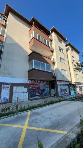vhod, John Apartment 2 in Strumsko Industrial Zone