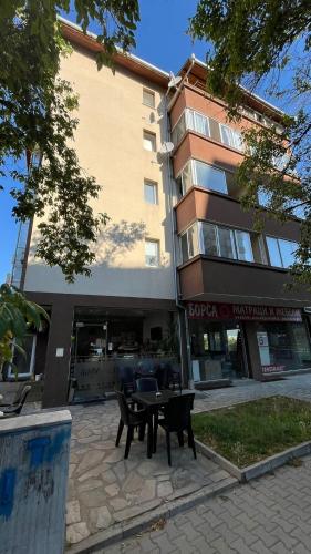 vhod, John Apartment 2 in Strumsko Industrial Zone