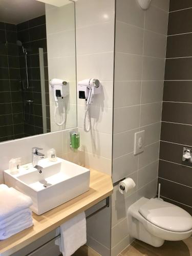 Brit Hotel Martigues Nord - image 5