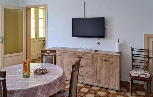 2 Bedroom Stunning Apartment In Pula