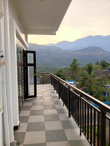 Balkons/terase, Bro Code Marayoor A Premium Family Friendly Retreat with Panoramic Mountain Views in Marajura