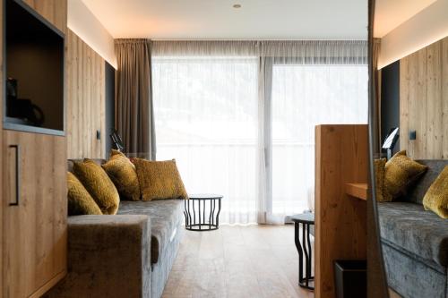1 king bed, 2 sofa beds