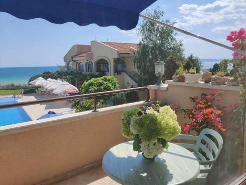 Балкон, SUN AND FLOWERS APARTMENTS in front of the sea in Каварна
