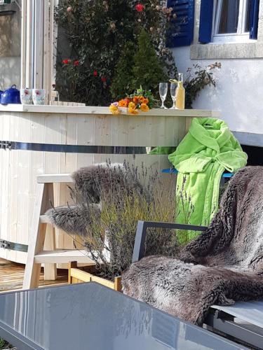 La maison horlogère , sauna extérieur , bain nordique au feu de bois et prêt de raquettes des neiges gîte à louer Bonnétage