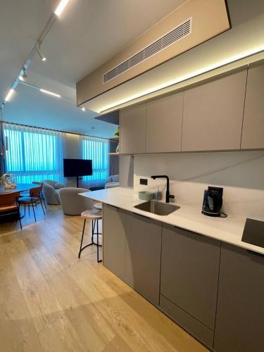 Cocina, C Tower Apartments in Netanya