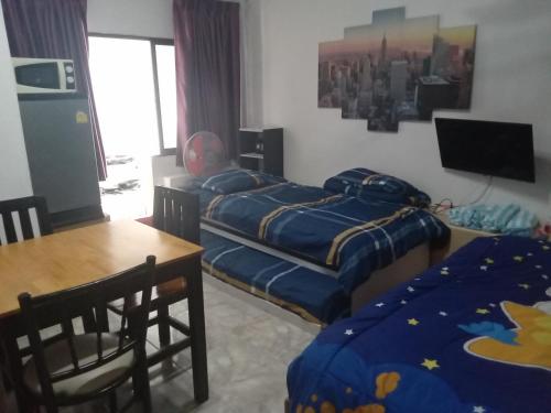 1 king bed, 1 sofa bed