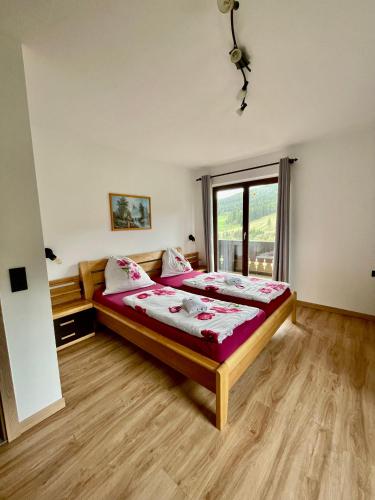 1 queen bed, 1 sofa bed