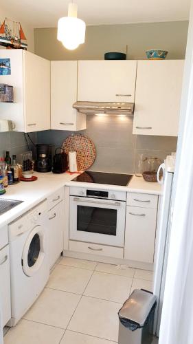 Kitchen, Magnifique appartement in Laval