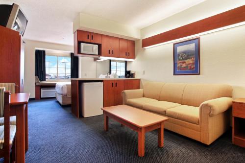Rincon Inn and Suites – Rincon, GA