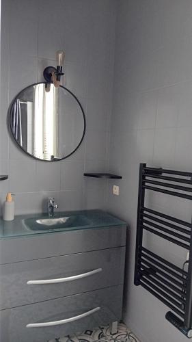 Petite maison de charme avec cours privative gîte à louer Forêt de Brossay