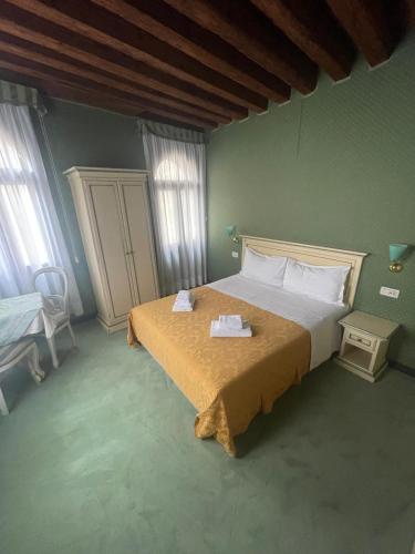 Double Room image 1