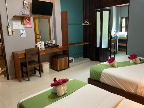 1 double bed, 1 twin bed