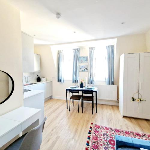 DRALDA HOUSE 2428 Crendon Street High High