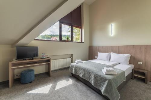 1 queen bed, 1 sofa bed