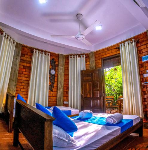 1 double bed, 2 twin beds