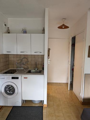 Kitchen, Studio Calme Dernier Etage in La Fontonne