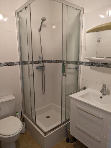 Shower, Studio Calme Dernier Etage in La Fontonne