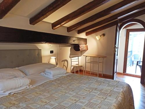 Double Room with Shared Bathroom image 5