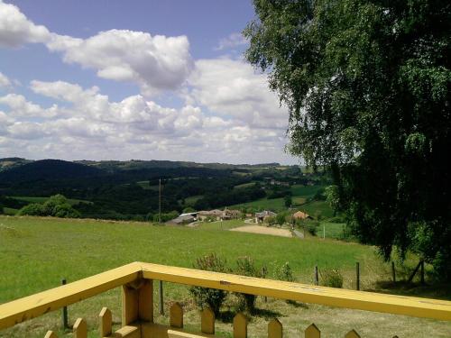 Chalet 3 chambres point de vue depuis la grande terrasse gîte à louer Labathude
