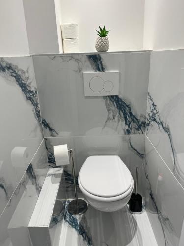 ห้องน้ำ, Superbe 3 chambres proche lyon et eurexpo parking in โบรน