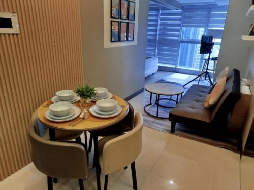 Uptown Parksuites Tower 1 BGC, Manila