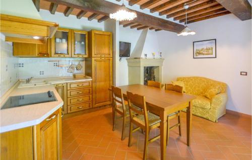 Konyha, Gorgeous Home In Arezzo in Palazzo del Pero