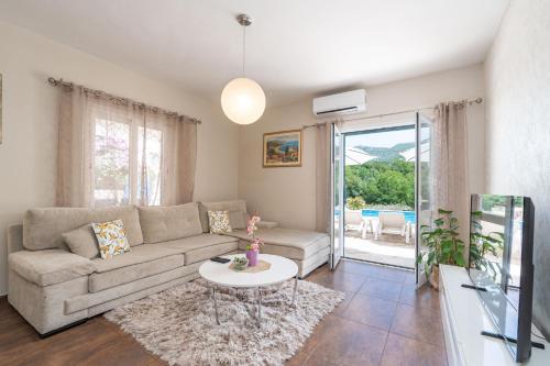 Iekārtas, Villa Petmat - Elegant Country Villa with Private Pool & 6 Bedrooms in Gromaca