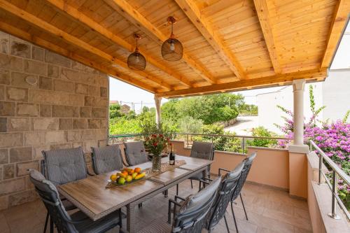 Dārzs, Villa Petmat - Elegant Country Villa with Private Pool & 6 Bedrooms in Gromaca