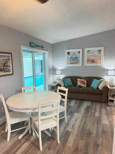 Cocoa Beach Bungalow, Dream House & Vacation Paradise! in Merritt Island, USA