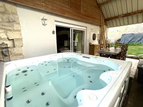 Джакузі, Relais de Poste des Templiers in Іль-ле-Вілленой