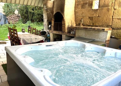 Джакузі, Relais de Poste des Templiers in Іль-ле-Вілленой