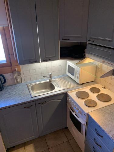 Yllastolli 2 D, Akaslompolo in Helukka