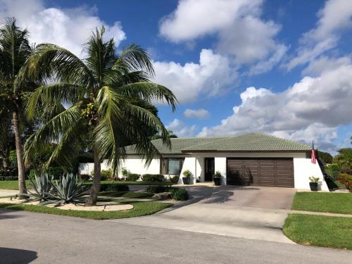 Bright and Cheerful 4 bedroom Home with pool in Boca Raton, Vereinigte Staaten von Amerika