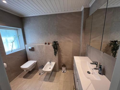 Vannas istaba, Fjord house with a private bay, boats and sauna! in Skanevik