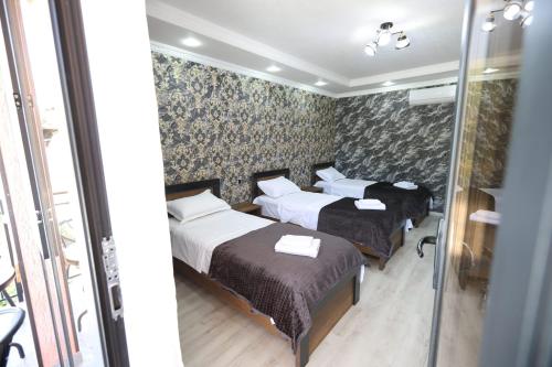 3 twin beds