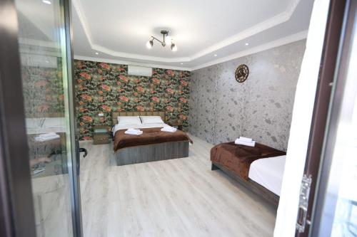 1 king bed, 1 twin bed
