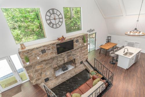Renovated Barn in the Woods with Hot Tub, Waynesville