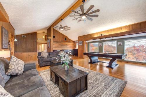 Farmhouse By Stony Brook Cabins in Sevierville, USA
