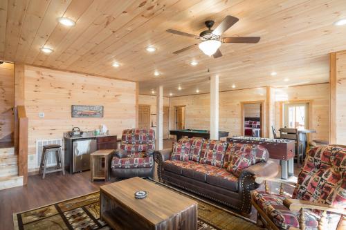 The Bear and Trout by Stony Brook Cabins in Gatlinburg, USA