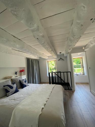 1 queen bed, 1 sofa bed