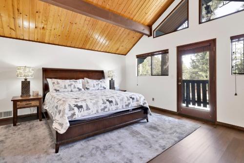 The moose tree house #2381 in Sugarloaf, USA