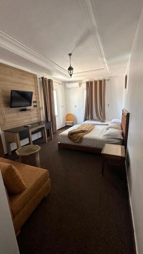 1 queen bed, 2 sofa beds