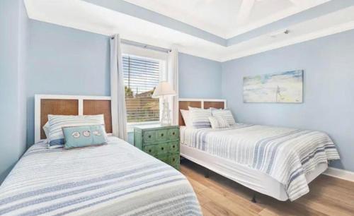 3 Bed Condo Block to Beach 2 Pools Hot Tub 3 Bed Condo Block to Beach 2 Pools Hot Tub